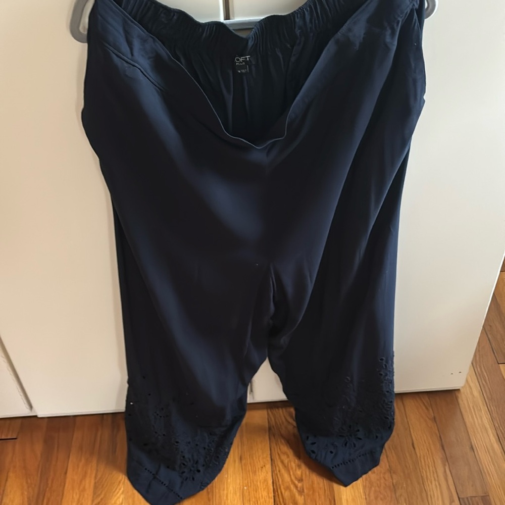 Like new only worn two times cotton lined navy crop pants from loft size 16